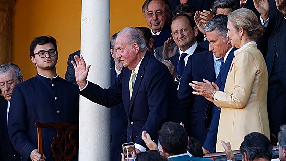 Juan Carlos I reaparece entre aplausos en La Maestranza tras la desclasificación del 23-F