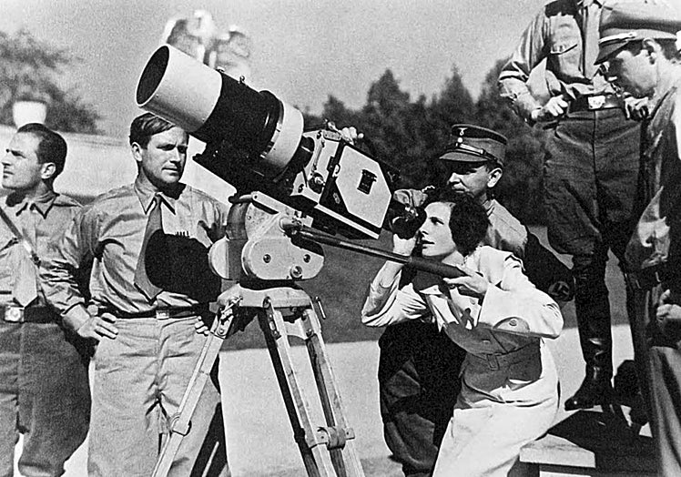 Riefenstahl çekimlerin ortasında.