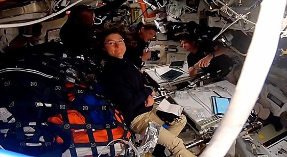 Orión alcanza la cara oculta de la Luna tras culminar el viaje más lejano jamás hecho y ya está camino de la Tierra