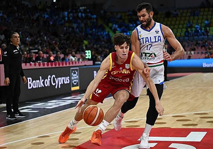 Mario Saint-Supéry, durante un partido de la selección española.