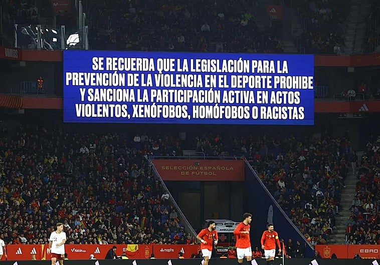 La FIFA expedienta a la Federación Española por los cánticos racistas en Cornellà