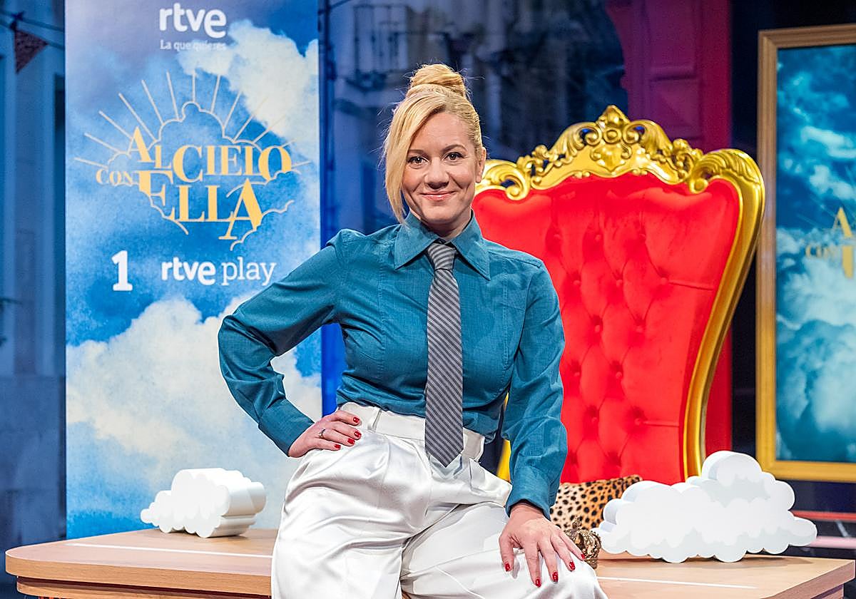 La presentadora, Henar Álvarez debuta en La 1 con el programa 'Al cielo con ella'.
