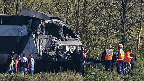 Un muerto y quince heridos al chocar un tren de alta velocidad y un camión en Francia