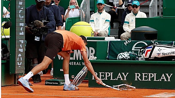 Medvedev se lía a raquetazos tras encajar un rosco ante Berrettini