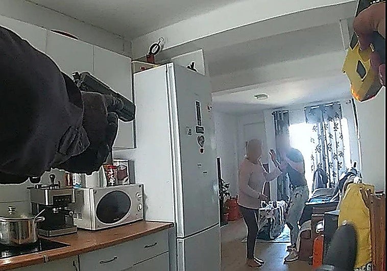 ¿Un brutal asesinato en familia o una legítima defensa ante el allanamiento y ataque de un vecino enfurecido?