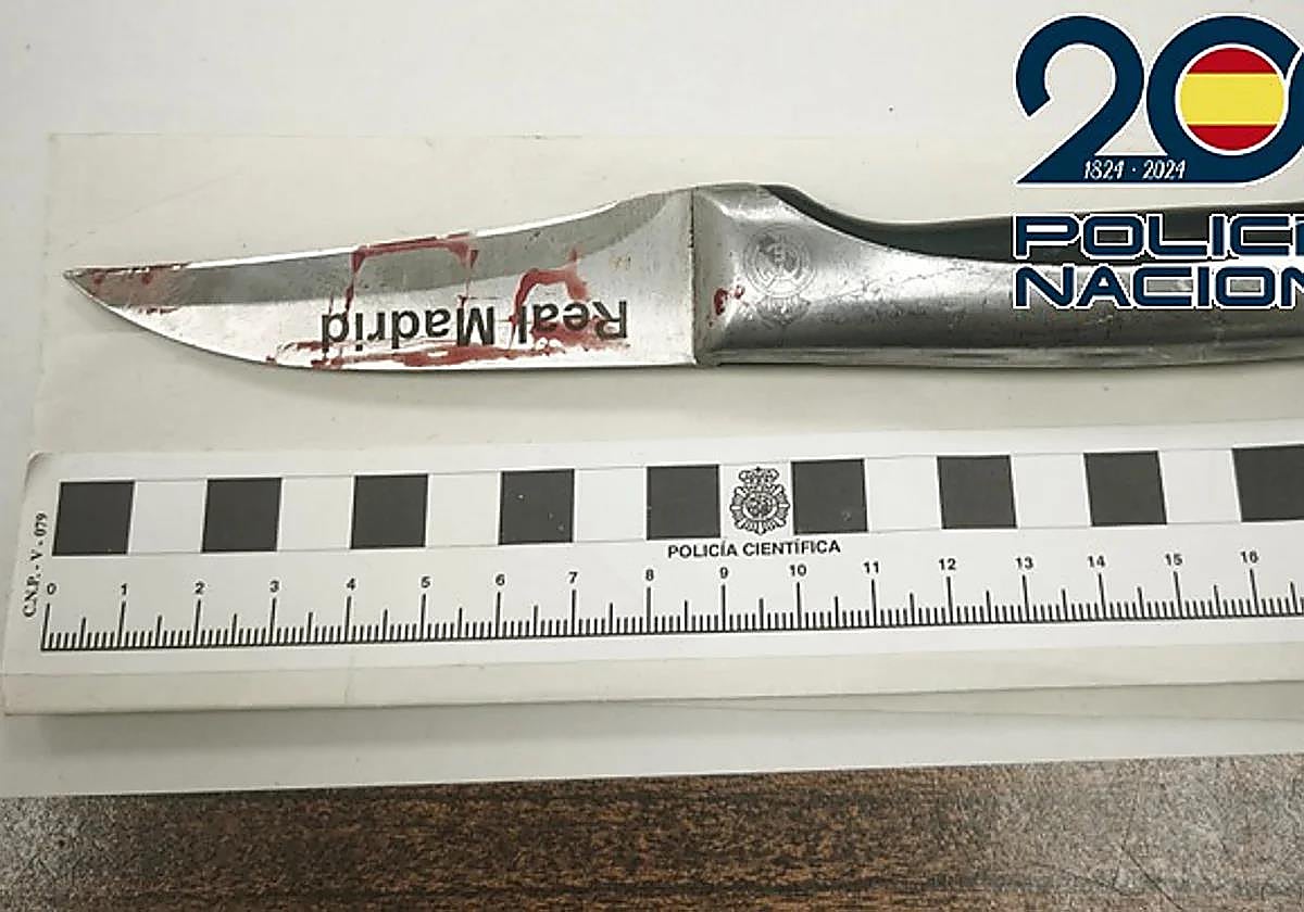 Raja la cara a un hombre por afearle que golpeara coches y mobiliario urbano en Málaga