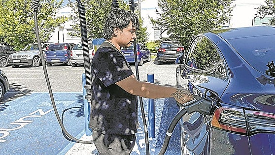 El coche eléctrico gana atractivo con la guerra: un euro y medio por cada 100 km frente a los ocho de un gasolina o diésel
