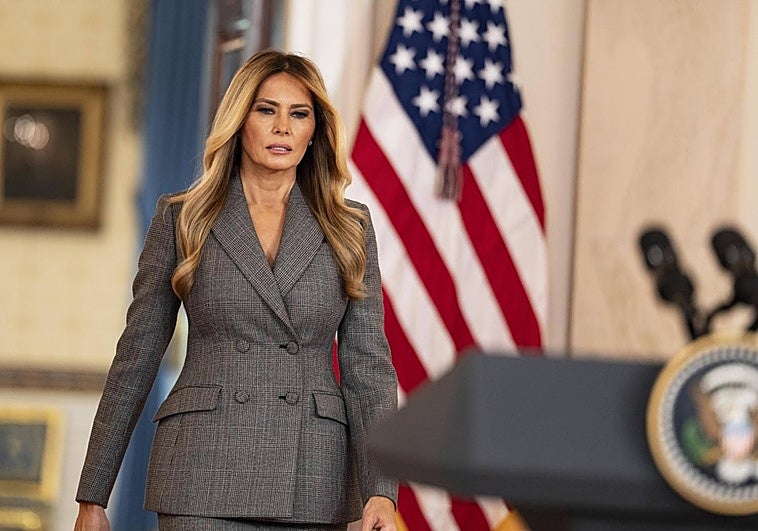 «¿Por qué ahora?», la pregunta que Melania Trump eludió en su declaración para desvincularse de Epstein