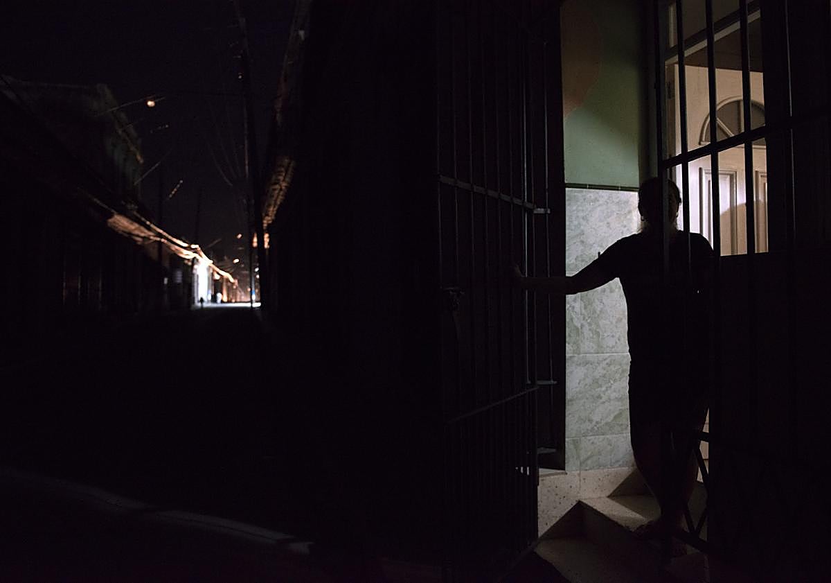 Imagen principal - Con la oscuridad llega también la delincuencia y el vandalismo.
