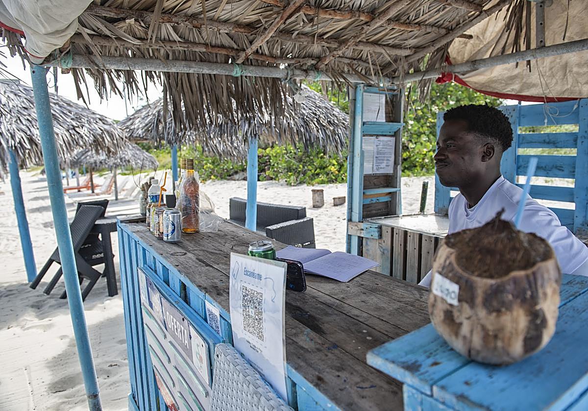 Imagen principal - Los turistas se pueden contar con los dedos de la mano.