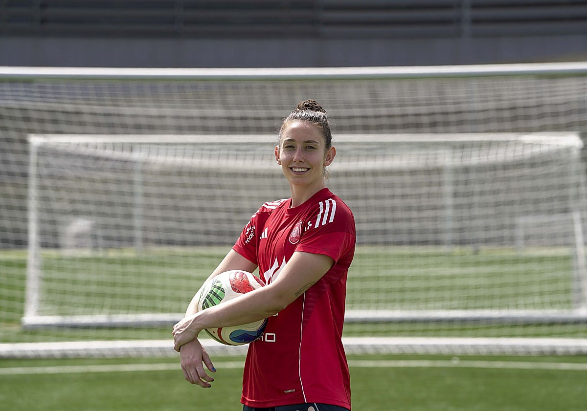 Imagen principal - Adriana Nanclares, tras un entrenamiento con la selección española.