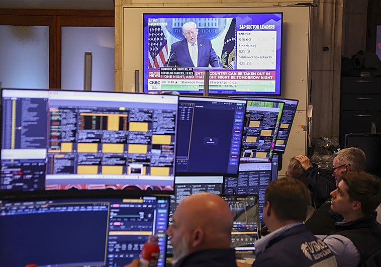 El petróleo se dispara un 7% y las Bolsas se tiñen de rojo