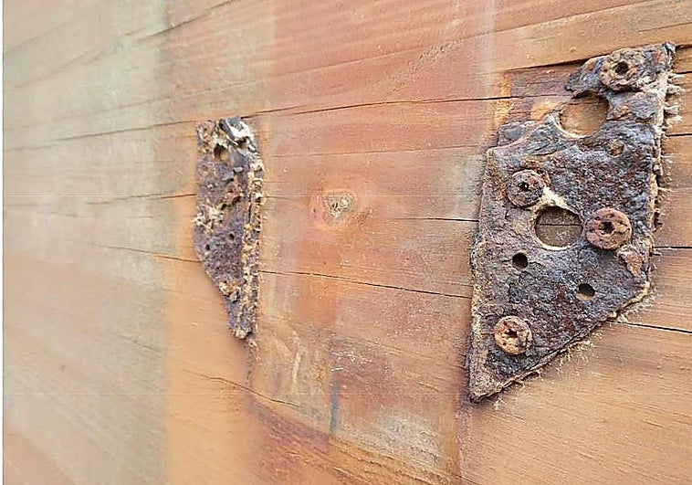 El perito concluye que la pasarela de Santander colapsó por un fallo de los herrajes, que estaban corroídos