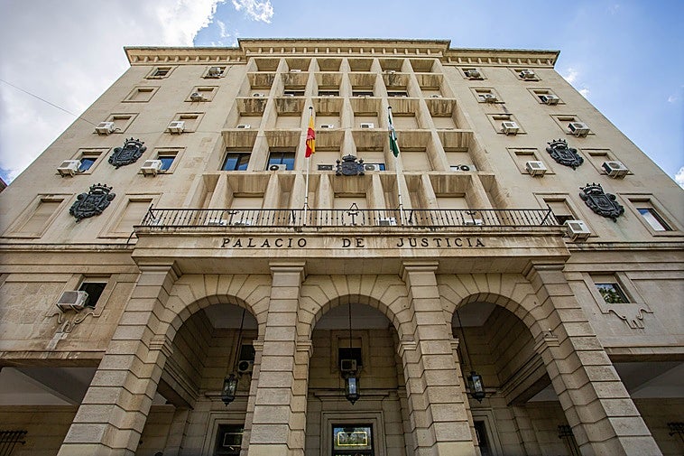 Condenan a hasta quince años de prisión a tres hombres por violar en grupo a una menor en Sevilla