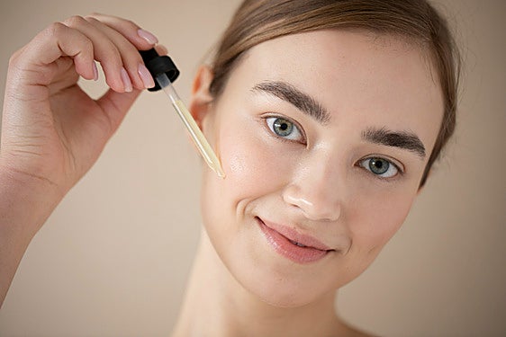 El sérum facial orgánico con vitamina C y ácido hialurónico puro que ilumina y corrige manchas