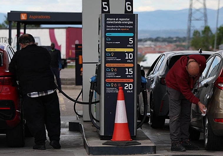 Los sindicatos convocan huelga en las gasolineras para el puente de mayo