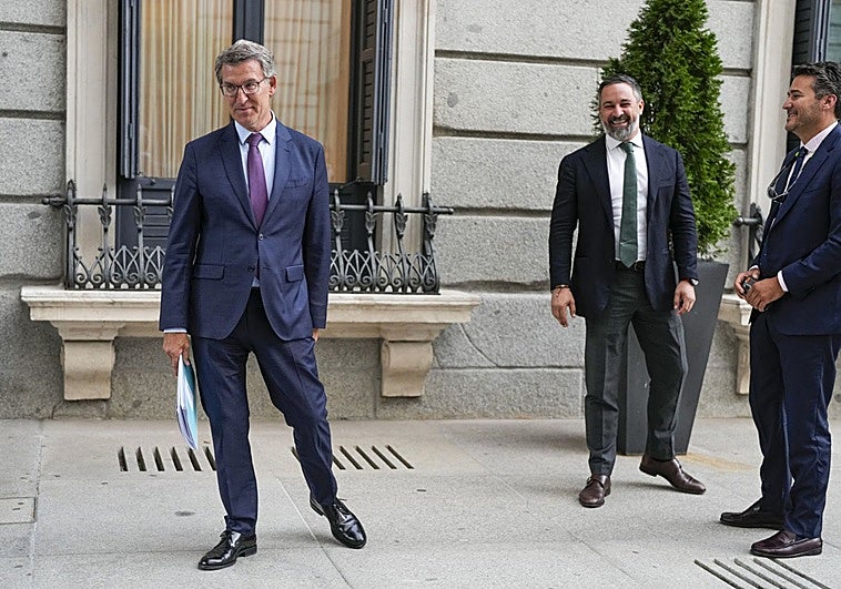 Feijóo, del pie en pared ante Vox por la inmigración a la «prioridad nacional» del pacto extremeño