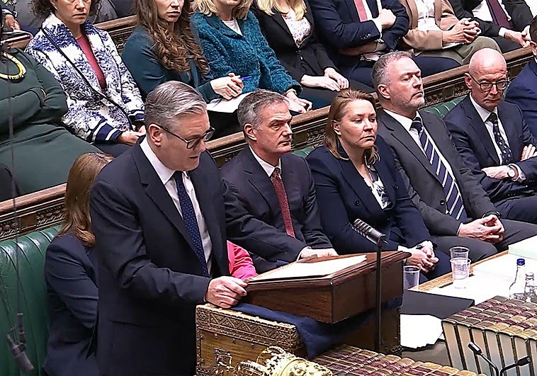 El Parlamento británico abuchea a Starmer por «mentir» en el 'caso Mandelson'