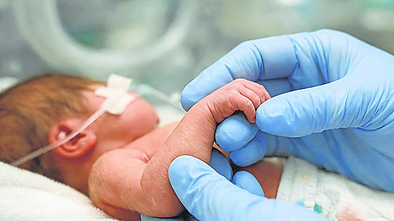 La amenaza invisible y omnipresente que provoca partos prematuros
