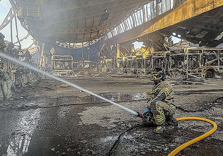 Un devastador incendio quema 39 autobuses urbanos de Burgos, la mitad de la flota