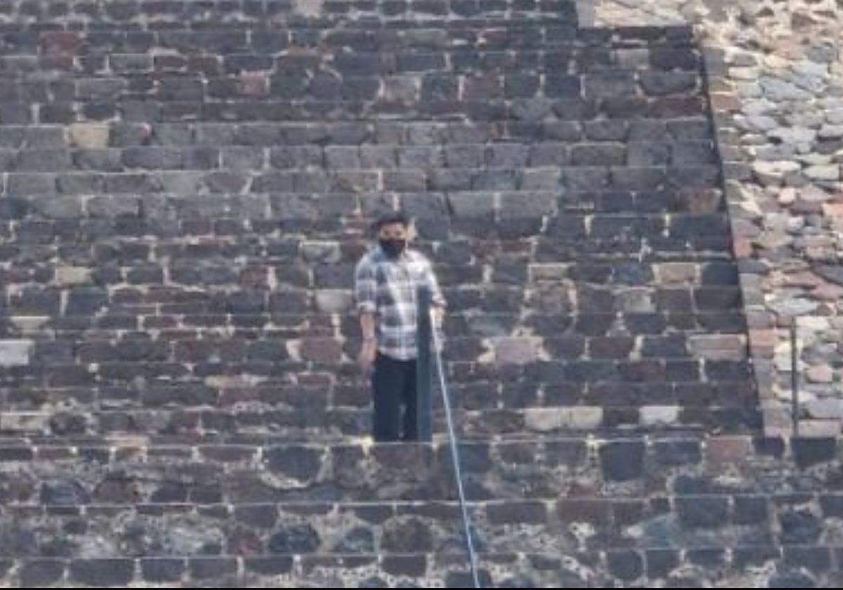 The young Hitler follower who kills a tourist and wounds 13 people in the shooting at the Teotihuacán pyramids