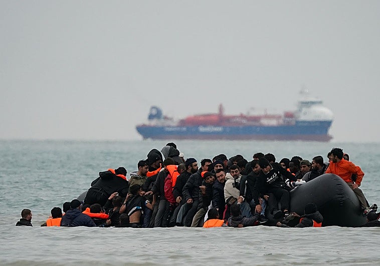 El Reino Unido pagará a Francia 770 millones para frenar la inmigración en el Canal de la Mancha