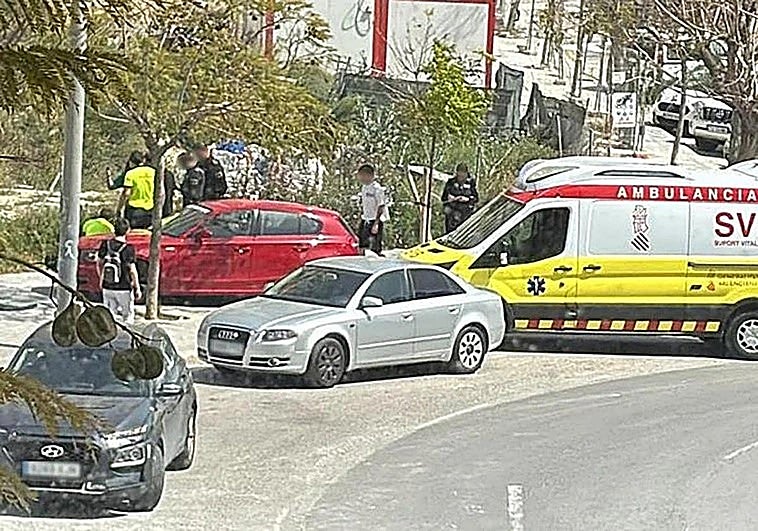 Un coche atropella a una menor tras hacer derrapes en una rotonda de Alicante