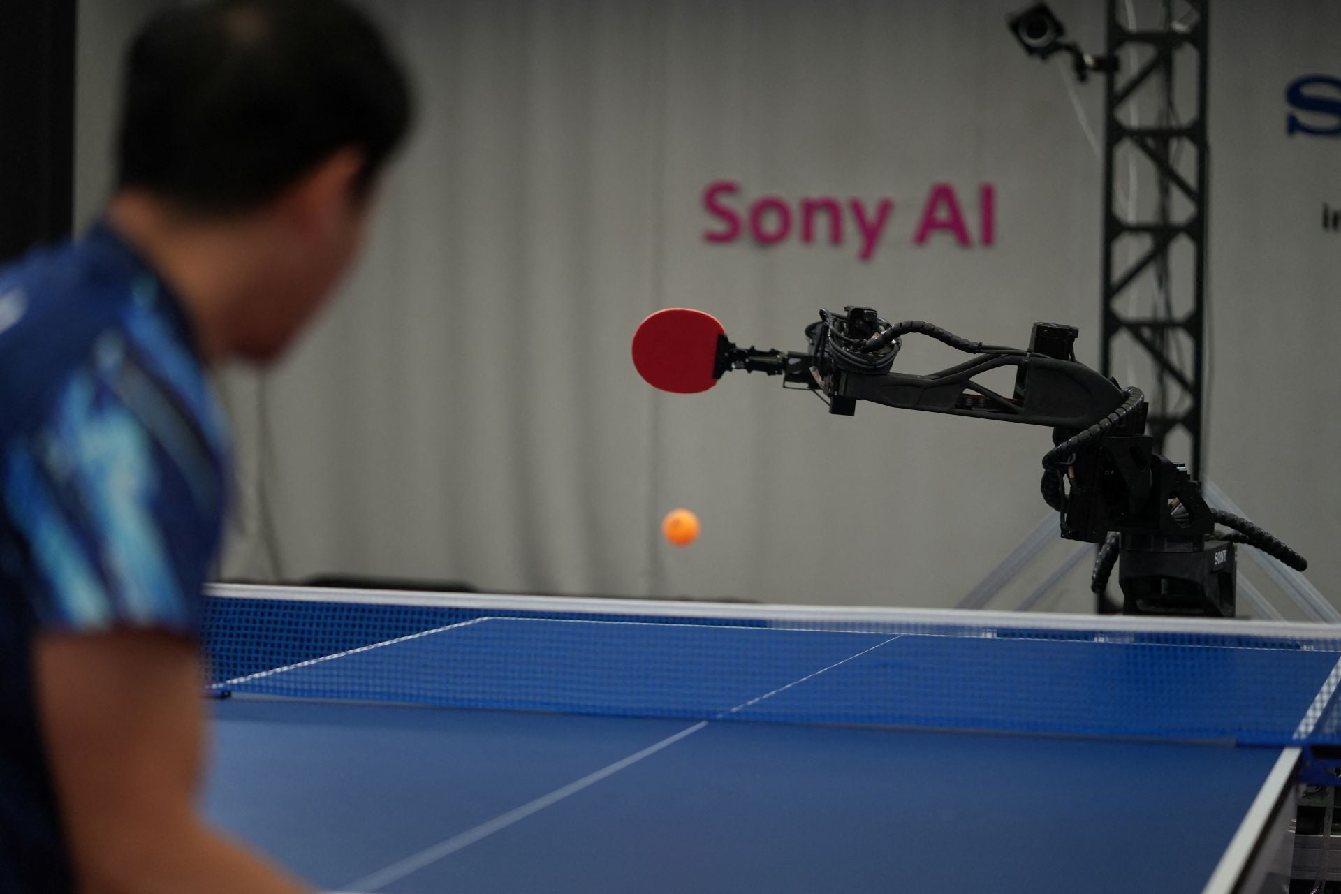 Un jugador de ping pong compite contra Ace.