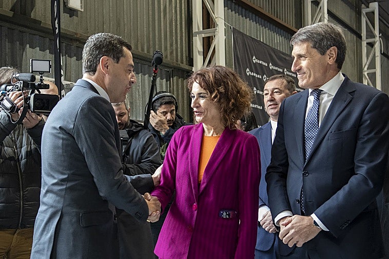 Moreno se afana en encapsular su campaña mientras Montero se encomienda a Sánchez