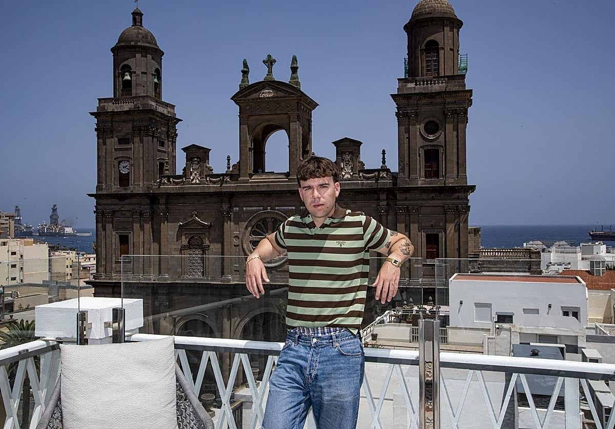 Pedro Luis Domínguez Quevedo, en una de las terrazas situadas en la plaza de Santa Ana, con vistas a la Catedral.