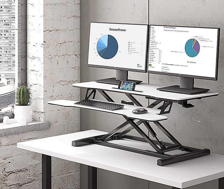 Transforma tu mesa en un escritorio de pie ajustable gracias al convertidor FITUEYES
