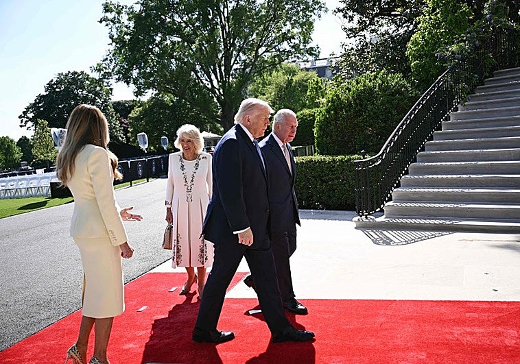 Carlos III aterriza en EE UU en plena crisis diplomática entre Londres y Washington