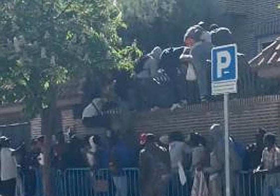 Varios inmigrantes asaltan la embajada de Gambia para conseguir el certificado de vulnerabilidad