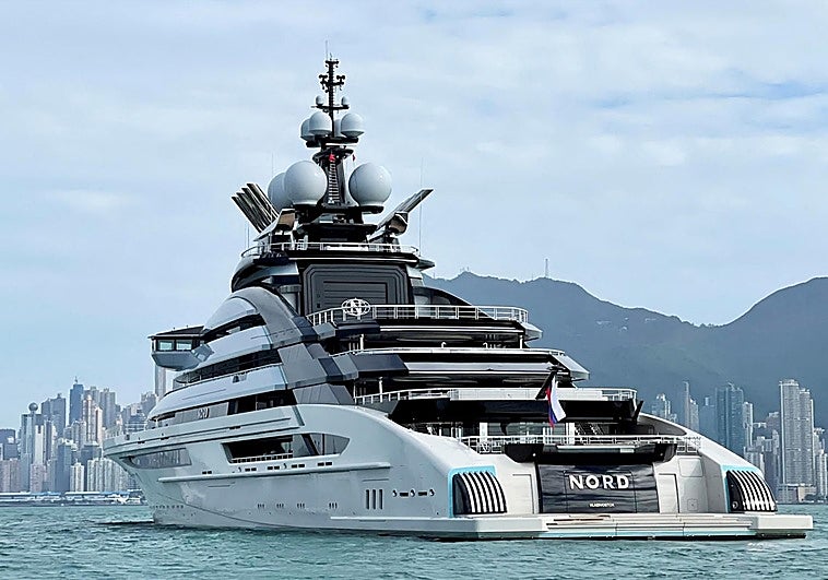 El superyate de un amigo de Putin cruza el estrecho de Ormuz