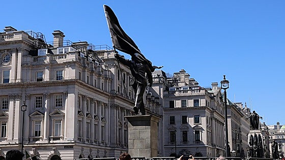 Banksy instala sin permiso una escultura en el centro de Londres mediante un ingenioso operativo