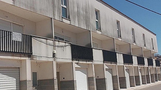 Venden por Wallapop una promoción inacabada de viviendas adosadas