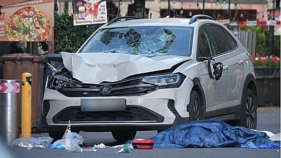 Dos muertos y una veintena de heridos tras arrollar un vehículo a una multitud en Leipzig