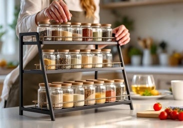 Ordena tus especias con este especiero de cocina de 24 botes con etiquetas y dosificador