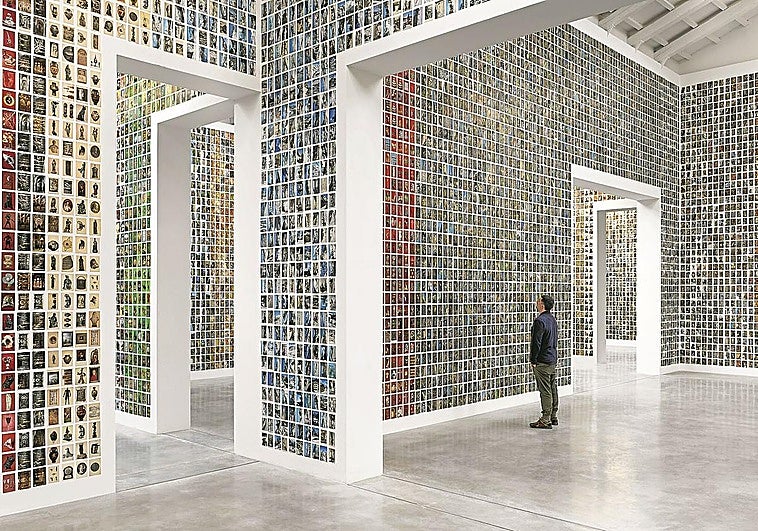 50.000 postales turísticas empapelan el pabellón de España en la Bienal de Venecia