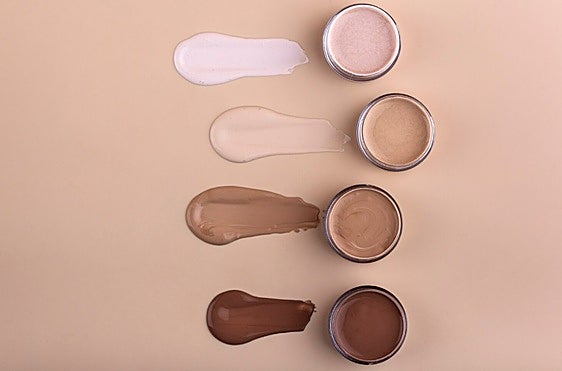 Las mejores bases de maquillaje hidratantes con ácido hialurónico para efecto buena cara