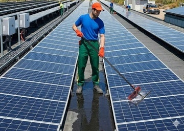Los mejores sets de limpieza de paneles solares para preservar su óptimo funcionamiento