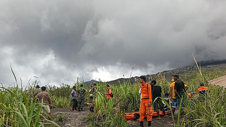 Mueren tres turistas por la erupción de un volcán en Indonesia