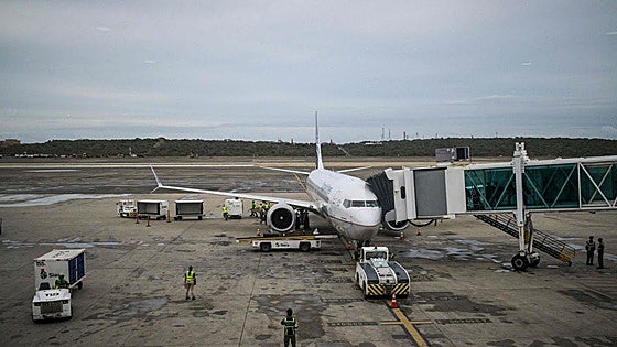 Bruselas marca el terreno a las aerolíneas: no pueden subir el precio del billete ya comprado