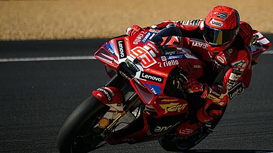Jorge Martín sorprende al sprint y Marc Márquez sufre una violenta caída