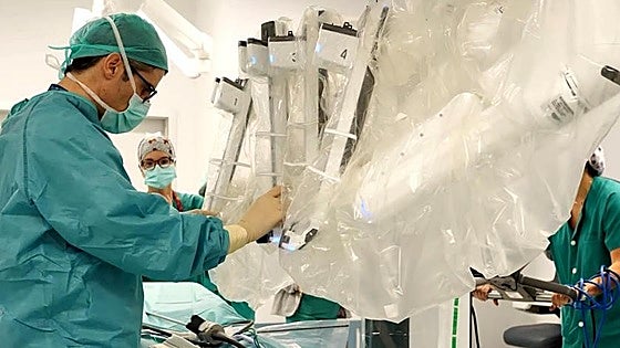 Realizan con éxito la primera operación robótica en España a un bebé con obstrucción renal en el hospital 12 de octubre de Madrid