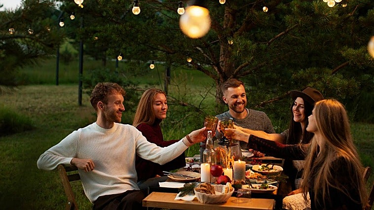 Cena fuera sin salir de casa: Cómo convertir tu jardín o terraza en un reservado VIP por muy poco