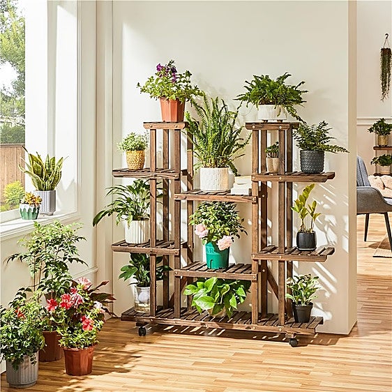 Dale a tus plantas el lugar que se merecen con estos soportes de bambú