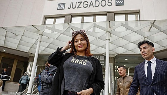 El juez avisa a Mouliaá de que será detenida si no comparece por la querella de Errejón
