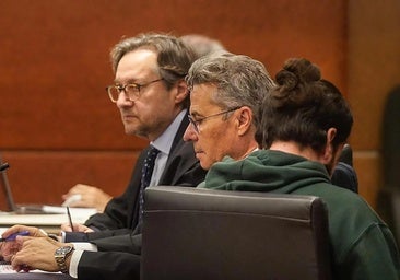 El acusado, de espaldas, junto a su abogado durante el juicio