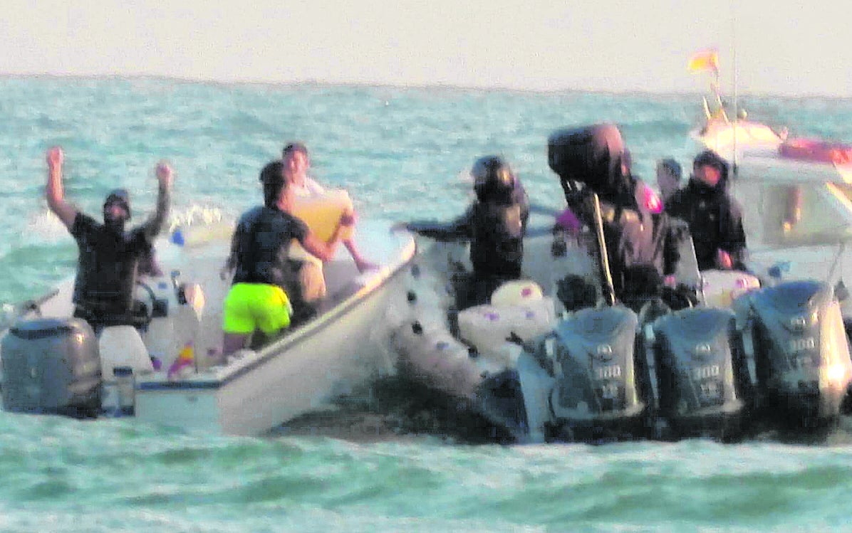 Agentes interceptan una embarcación sospechosa.
